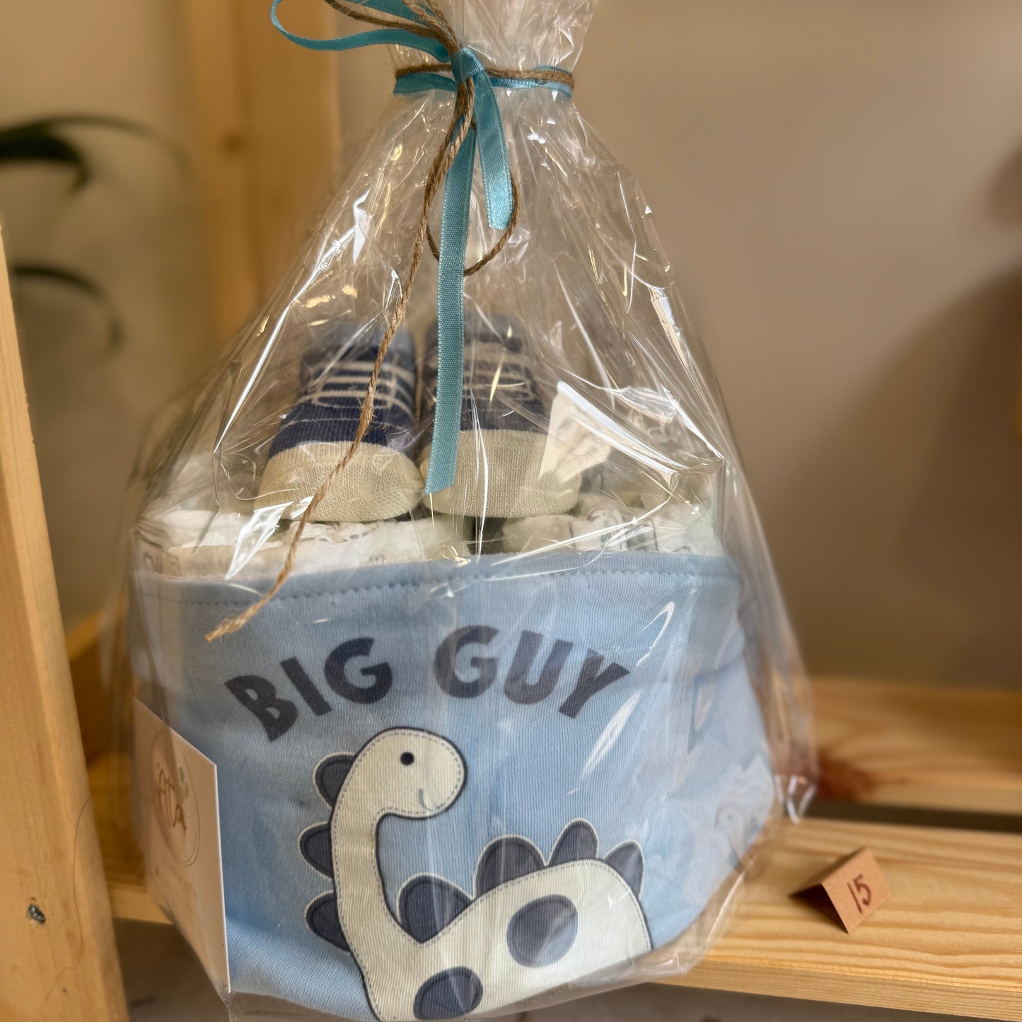 πανότουρτα με σαλιαρα και βρεφικα παπουτσακια τυλιγμενο σε συσκευασια δωρου